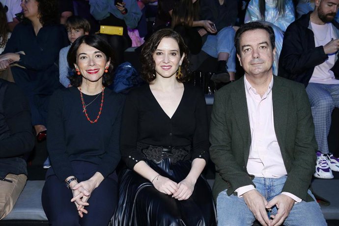La presidenta de la Comunidad de Madrid, Isabel Díaz Ayuso, asiste junto al director general de Ifema, Eduardo López Puertas, al al primer desfile realizado con tecnología 5G en el marco de la Mercedes Benz Fashion Week.