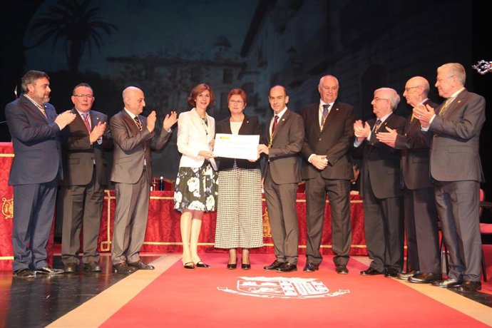 Entrega del diploma en el Teatro Vico