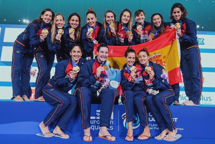 Las jugadoras de la selección española, con sus medallas de campeonas de Europa.