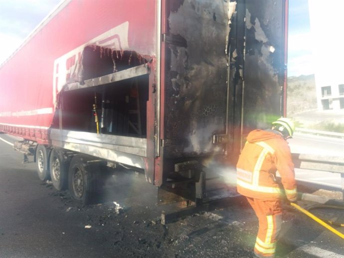 Camión incendiado por un accidente