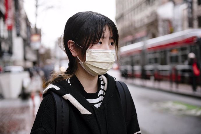 Mujer con una mascarilla en San Francisco, California, Estados Unidos