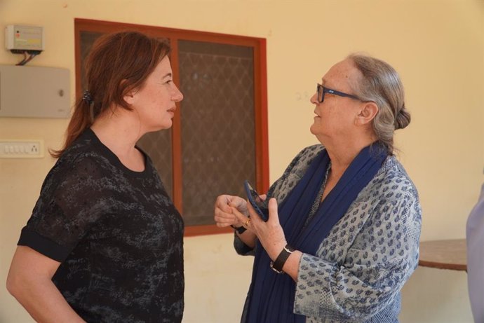 La presidenta del Govern, Francina Armengol, fue recibida este sábado en el inicio de su viaje oficial a la India por la presidenta de la Fundación Vicente Ferrer, Anna Ferrer.