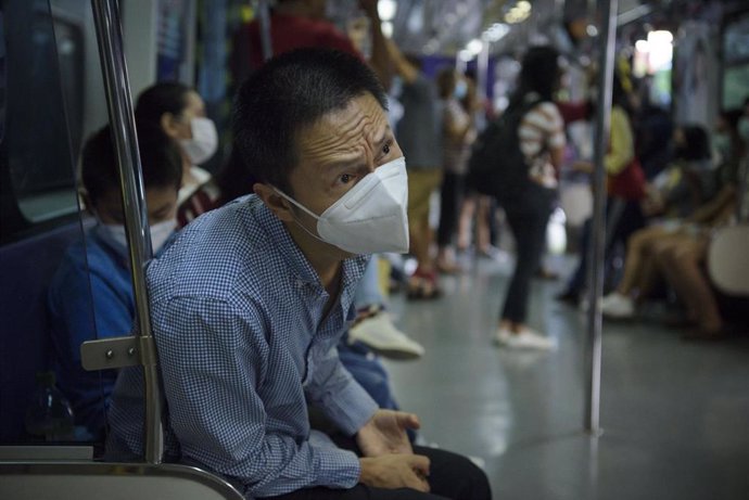 Hombre con mascarilla en el metro de Manila, Filipinas