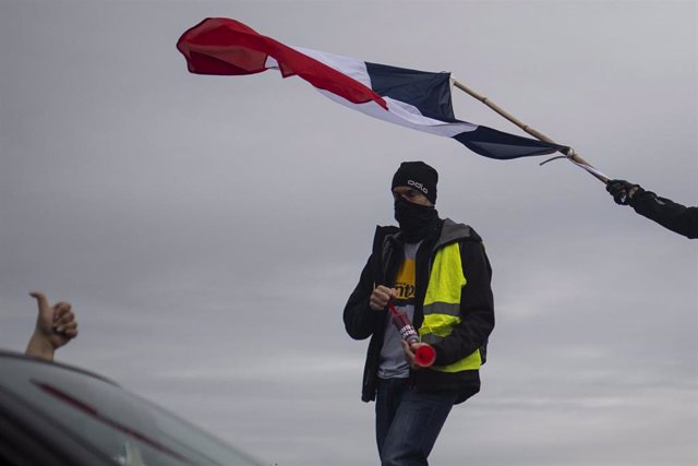 Imagen de un "chaleco amarillo" con el rostro tapado en las concentraciones en Toulouse 