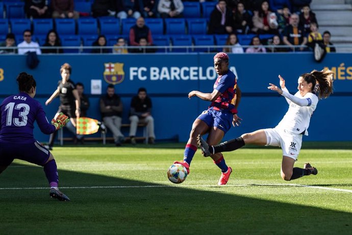 Asisat Oshoala dispara a puerta en el FC Barcelona - Sevilla de la Primera Iberdrola 2019-2020