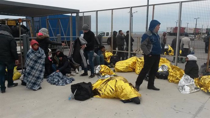 Un grupo de inmigrantes llegados a la isla griega de Kos y atendidos por MSF
