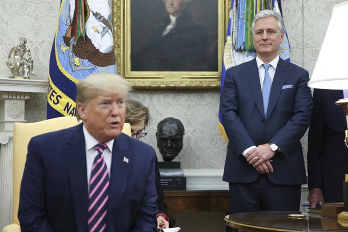 Robert O'Brien tras Donald Trump