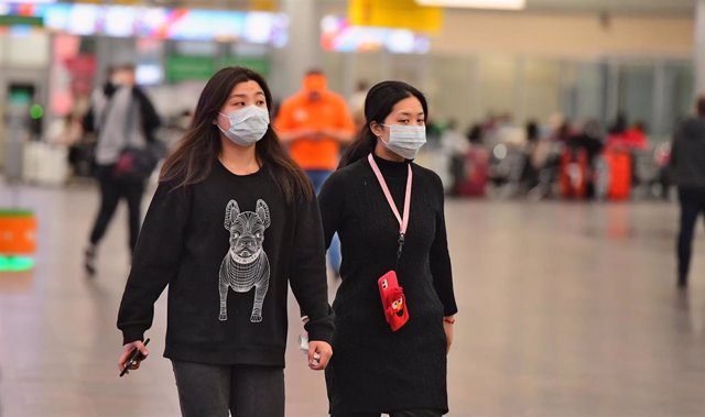 Dos mujeres asiáticas en el aeropuerto de Moscú.