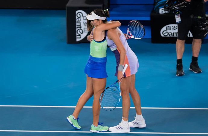 Garbiñe Mugurza abraza y felicita a Sofia Kenin tras la final del Abierto de Australia