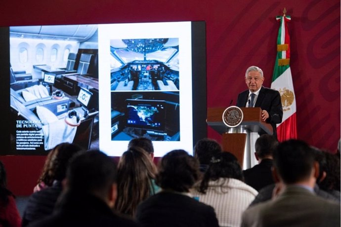 Andrés Manuel López Obrador junto a imágenes del avión presidencial