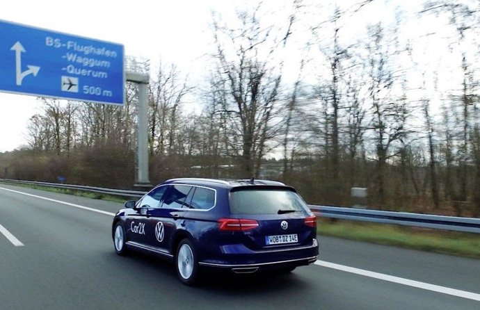 Coche de pruebas de Volkswagen en la A39, Alemania.