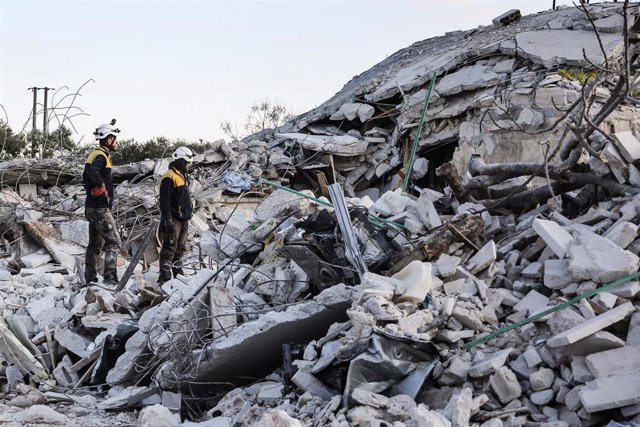 Voluntarios de los 'cascos blancos' inspeccionan una zona bombardeada por fuerzas del régimen sirio en la localidad de Sarmin, en el norte de Idlib