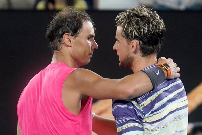 Rafa Nadal saluda i felicita Dominic Thiem després de la seva derrota a quarts de final de l'Open d'Austrlia 2020