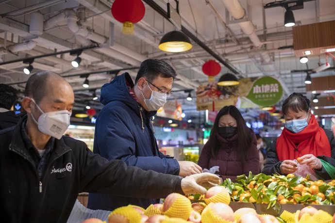 February 3, 2020 - Shanghai, China: Shoppers wearing protective masks at the fruit and vegetable section of FMart supermarket in Xuhui, the former French Concession. 