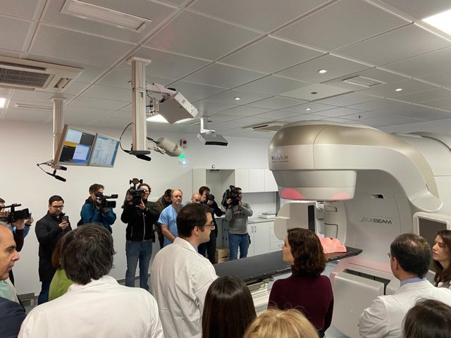 Isabel Díaz Ayuso visita el nuevo equipamiento contra el cáncer en el Hospital Puerta de Hierro, donado por la Fundación Amancio Ortega