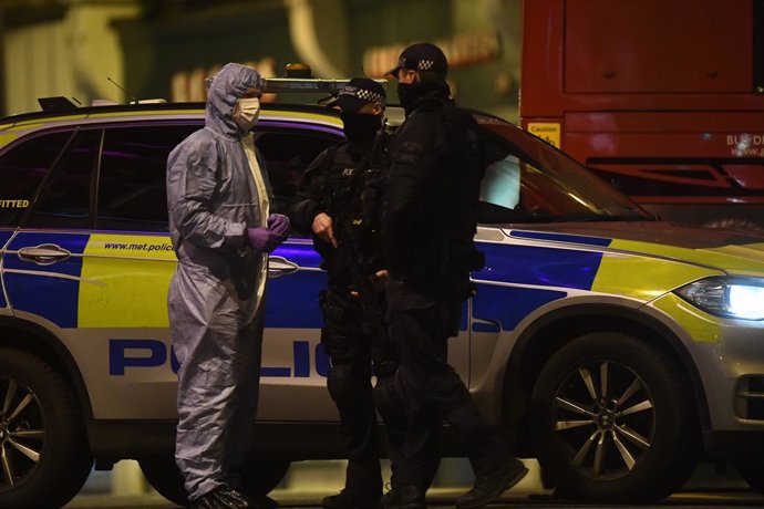 Agents de la Policia britnica al lloc de l'atac perpetrat per un suposat gihadista que va apunyalar tres persones al sud de Londres el 2 de febrer del 2020