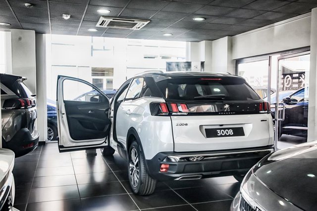 Imagen de un coche, Peugeot 3008, en un concesionario de Madrid.