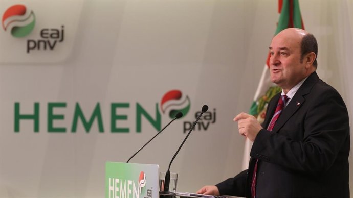 El presidente del EBB del PNV, Andoni Ortuzar, en una rueda de prensa en Bilbao