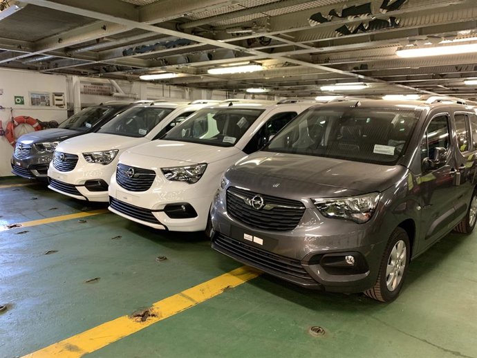 Vehículos preparados para exportación en la planta del Grupo PSA en Vigo (Opel/Peugeot)