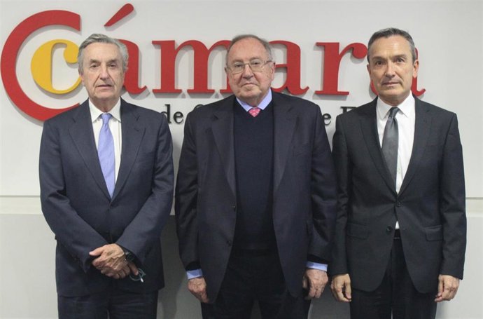 José María Marín Quemada, presidente de la CNMC; José Luis Bonet, presidente de la Cámara de España, y Juan Carlos Gallego, presidente de la Comisión de Financiación