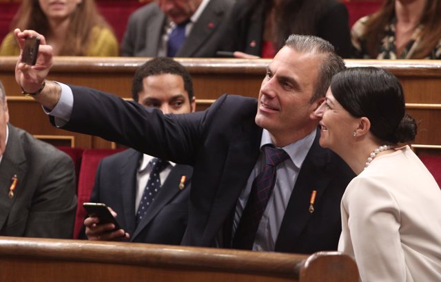 Javier Ortega Smith se hace un selfi antes de la apertura de la legislatura