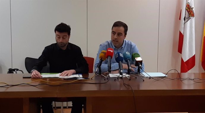 El presidente y el gerente de Emulsa, Olmo Ron y Alfonso Baragaño, respectivamente, presentan la campaña informativa de residuos orgánicos de la zona Centro de Gijón