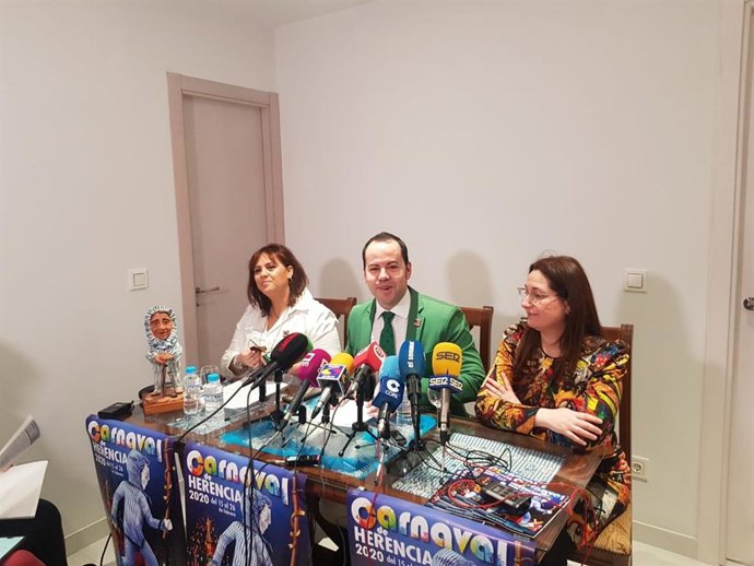 El alcalde de Herencia, Sergio García-Navas, durante la presentación del Carnaval de la localidad
