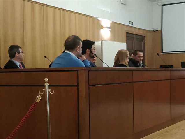 Dos de los acusados, junto a sus abogados, durante el acto de conformidad celebrado en la Audiencia de Valladolid.