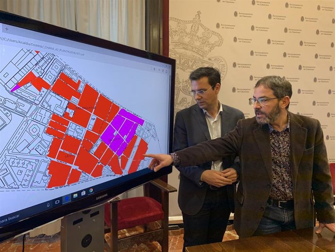 Francisco Cuenca y Miguel Ángel Fernández Madrid frente a un plano del barrio de la Chana