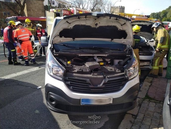 Imagen de un vehículo siniestrado en un accidente de tráfico en Sevilla