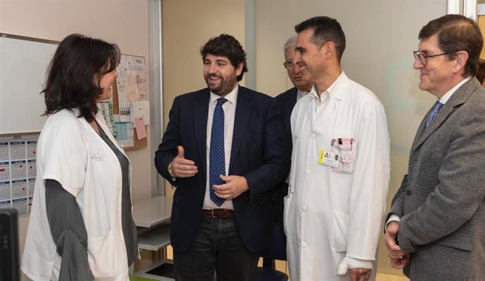 El presidente de la Comunidad, Fernando López Miras, ha visitado esta mañana las instalaciones del hospital Virgen de la Arrixaca con motivo del Día Mundial contra el Cáncer