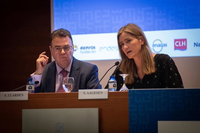 El presidente de Enagás, Antonio Llardén (i), junto a la secretaria de Estado de Energía, Sara Aagesen(d), inauguran el VIII Simposio Empresarial Institucional, en Barcelona (España), a 03 de febrero de 2020.