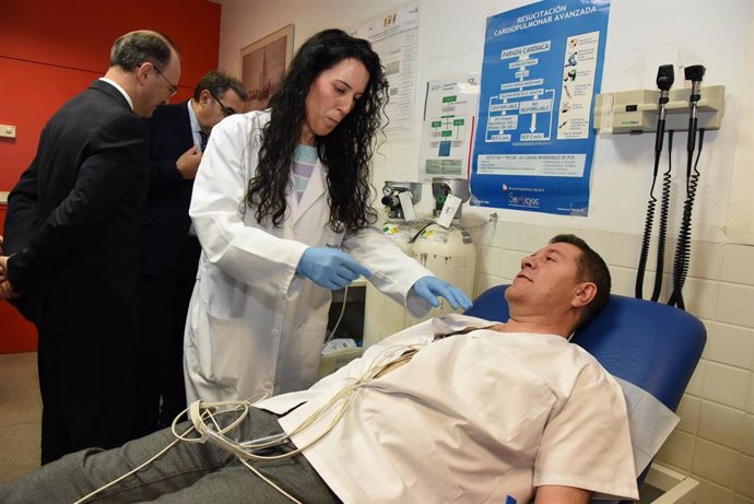 El presidente de C-LM, Emiliano García-Page, probando uno de los nuevos electrocardiógrafos del Sescam