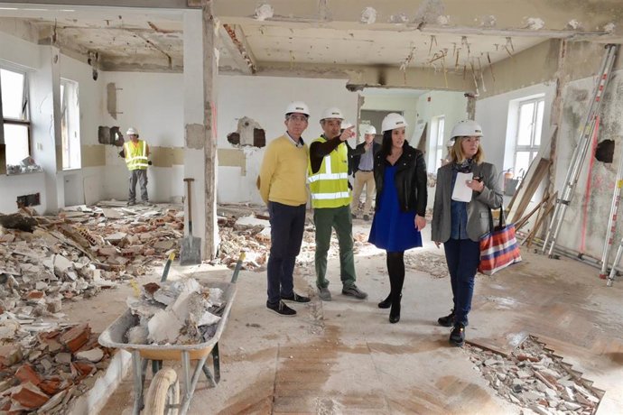 La alcaldesa de Santander, Gema Igual, acompañada de los concejales de Fomento y Cultura, César Díaz y María Luisa Sanjuán, asiste al inicio de las obras de la nueva Biblioteca Municipal