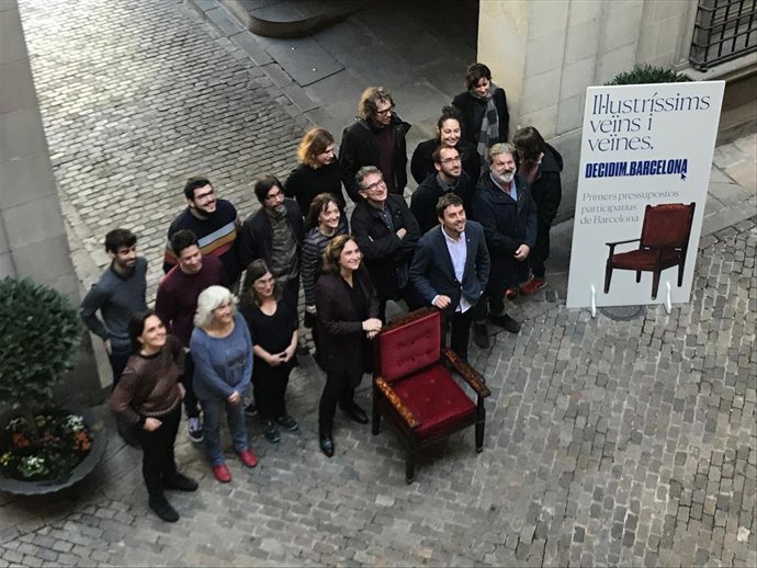 La alcaldesa de Barcelona, Ada Colau, y el concejal de Participación, Marc Serra, presentan los primeros presupuests participativos junto al equipo de Participación del Ayuntamiento, el 3 de febrero de 2020.