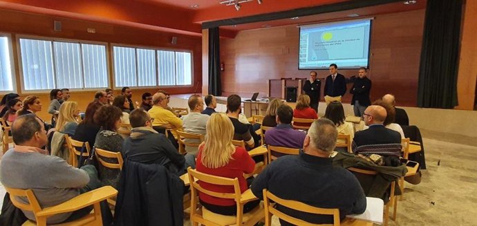 Sánchez (al fondo a la dcha.) en la reunión general de profesionales de la Unidad de Adicciones