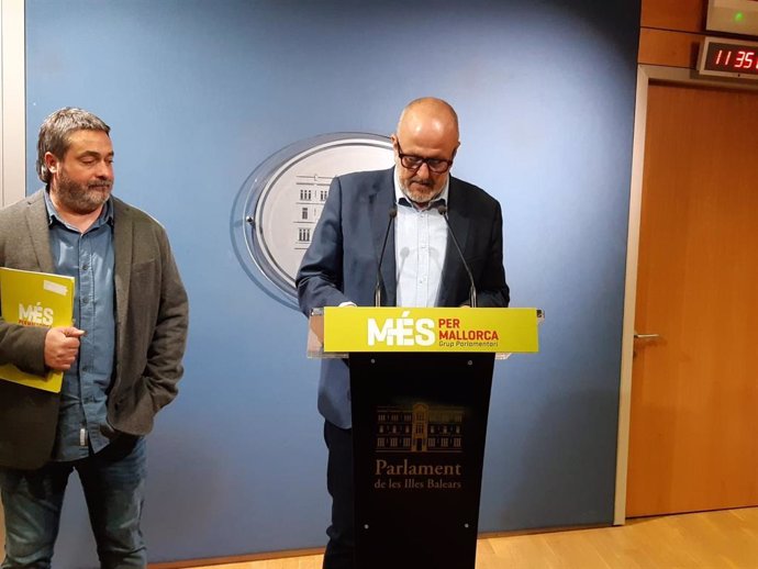 El portavoz del Grupo Parlamentario de MÉS per Mallorca, Miquel Ensenyat, en rueda de prensa.