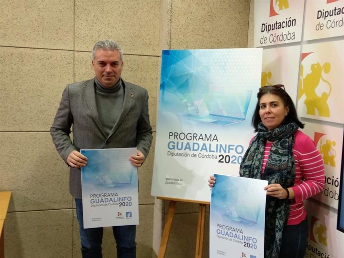 El delegado de Programas Europeos y Administración Electrónica, Víctor Montoro, presenta la convocatoria para dinamizar los Centros Guadalinfo