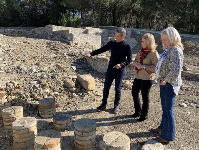 La subdelegada de la Junta de Andalucía en el Campo de Gibraltar, Eva Pajares, y la delegada territorial de Fomento, Infraestructuras, Ordenación del Territorio, Cultura y Patrimonio Histórico en Cádiz, Mercedes Colombo, en una visita a Carteia