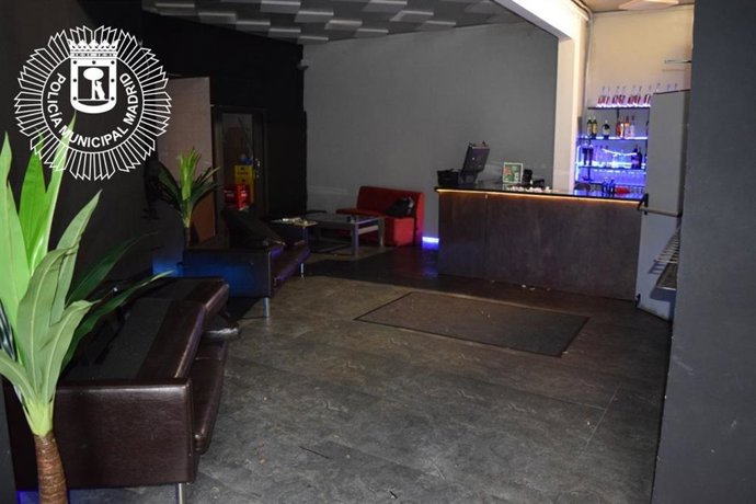 Imagen del interior de la discoteca ilegal instalada en una nave del distrito de Puente de Vallecas en el que estaban atrapadas 60 personas en su interior.