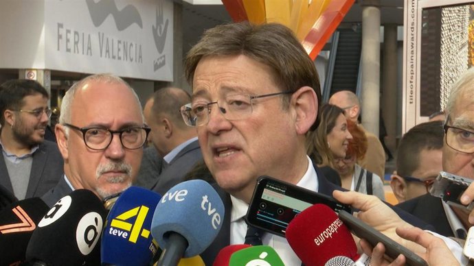 Puig atiende a los periodistas en Feria Valencia