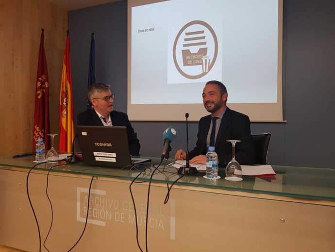 El director general de Bienes Culturales, Rafael Gómez (d), ha presentado esta mañana junto con el director del Archivo General de la Región de Murcia, Javier Castillo, la programación cultural del primer semestre