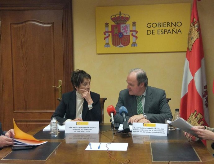 La delegada del Gobierno en CyL, Mercedes Martín, junto al subdirecctor general de Planificación y Gestión del Espectro Radioeléctrico, Antonio Fernández-Paniagua.