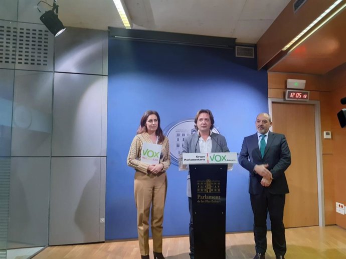 El presidente y portavoz de Vox Baleares, Jorge Campos, acompañado de los diputados Idoia Ribas y Sergio Rodríguez, en rueda de prensa en el Parlament.