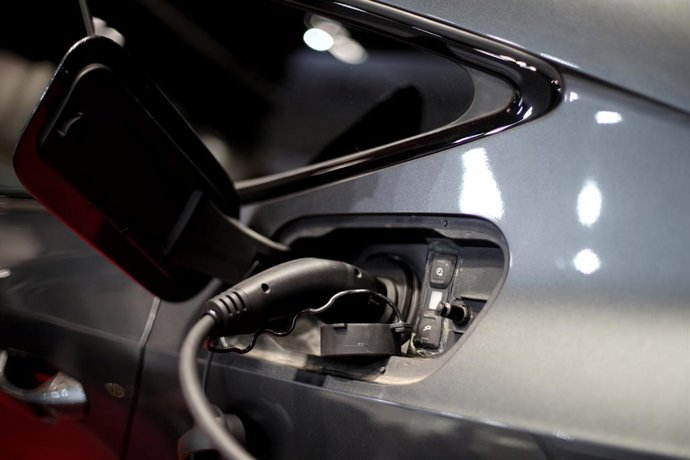 Un coche eléctrico cargándose en la Feria Internacional de Turismo- FITUR 2020, en Madrid (España).