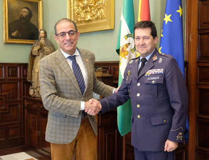 El rector de la US, Miguel Ángel Castro, y el general director de Enseñanza del Ejército del Aire, Enrique Jesús Biosca