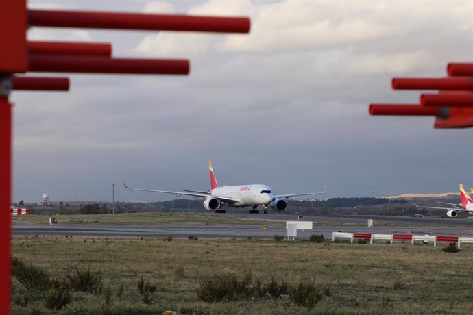 Avión en el aeropuerto de Adolfo Suárez Madrid-Barajas