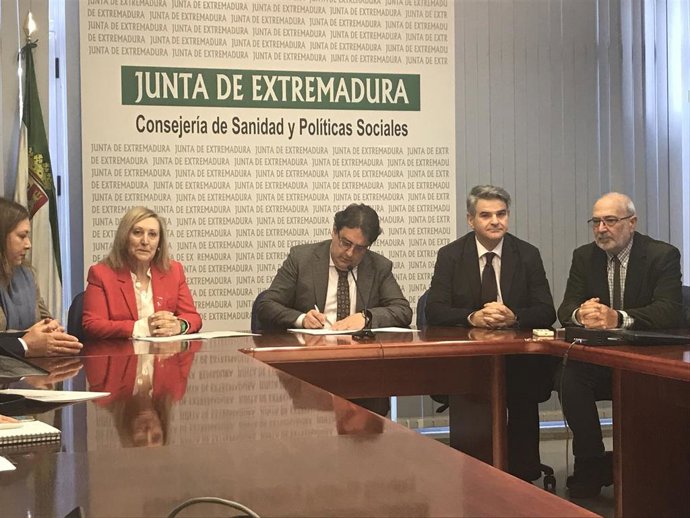 El vicepresidente segundo y consejero de Sanidad y Servicios Sociales, José María Vergeles, en rueda de prensa.