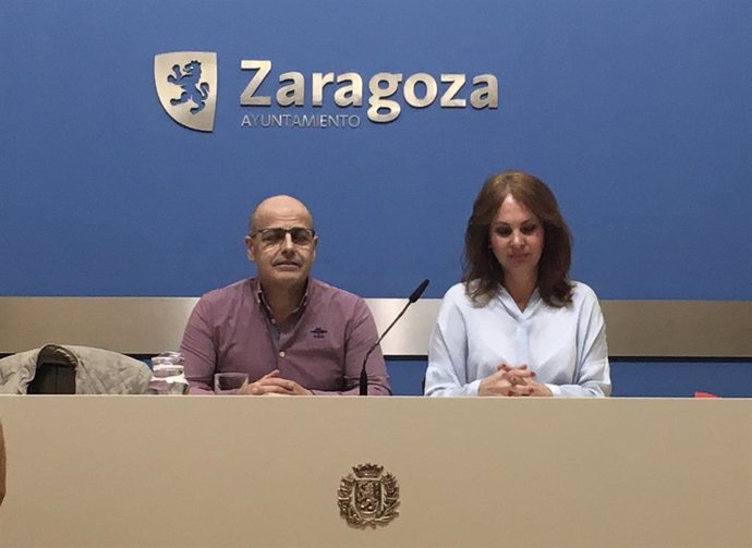 La consejera de Economía, Innovación y Empleo del Ayuntamiento de la capital aragonesa, Carmen Herrarte, y el presidente de la Asociación de Detallistas del MErcado Central, José Luis Gran