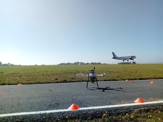 FerroNATS y DRONEXservices realizan el primer vuelo de un 'dron' en el entorno de una pista de aterrizaje en España